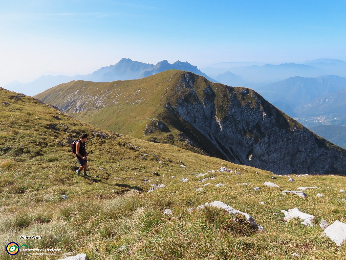 44 Scendiamo da Cima Foppazzi alla Bocchetta di Grem (1976 m).JPG